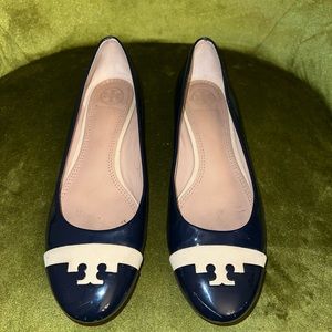 Tory Burch logo cap toe navy blue leather flats 7.5